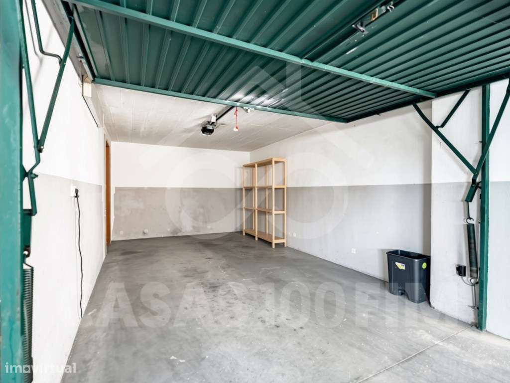 Apartamento T3 renovado com garagem e vista para Leiria.-17
