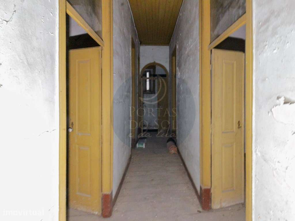 Imóvel c arquitetura histórica na rua principal do Cartaxo. - Grande imagem: 5/19