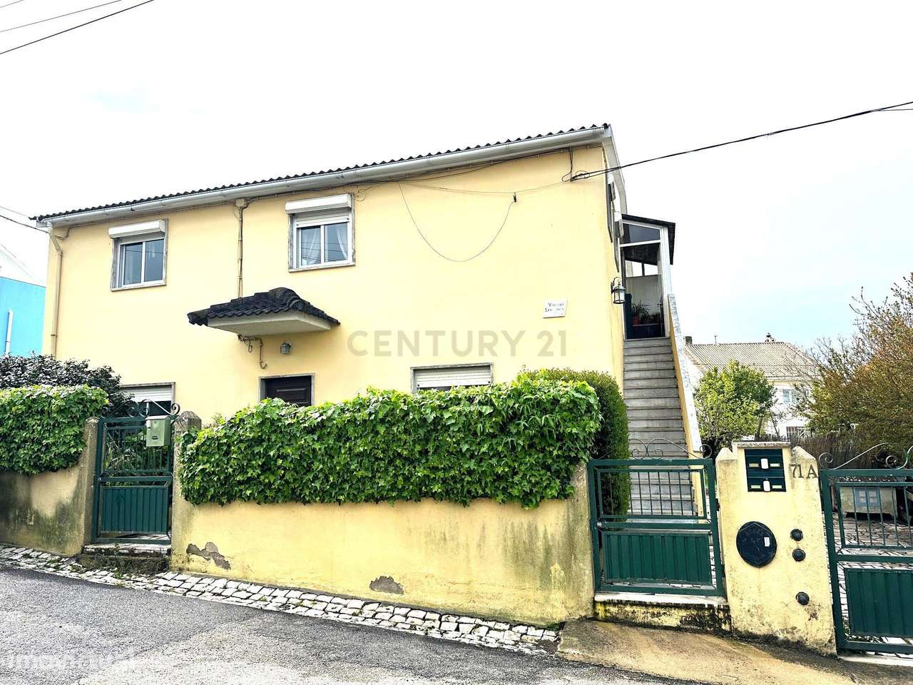 CAPARIDE-Moradia com 3 apartamentos independentes-49