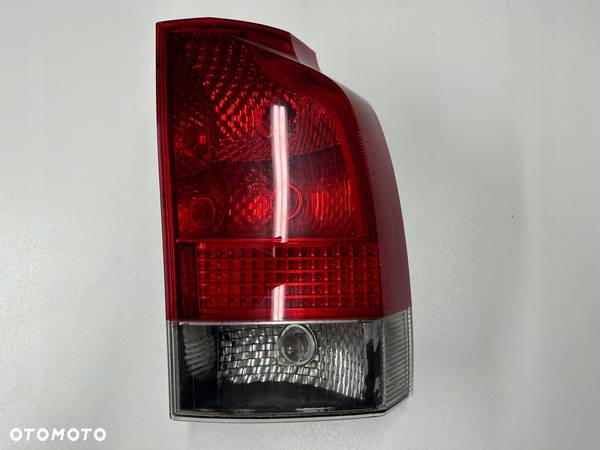 VOLVO V70 XC70 LIFT PRAWA TYLNA LAMPA TYŁ - 1