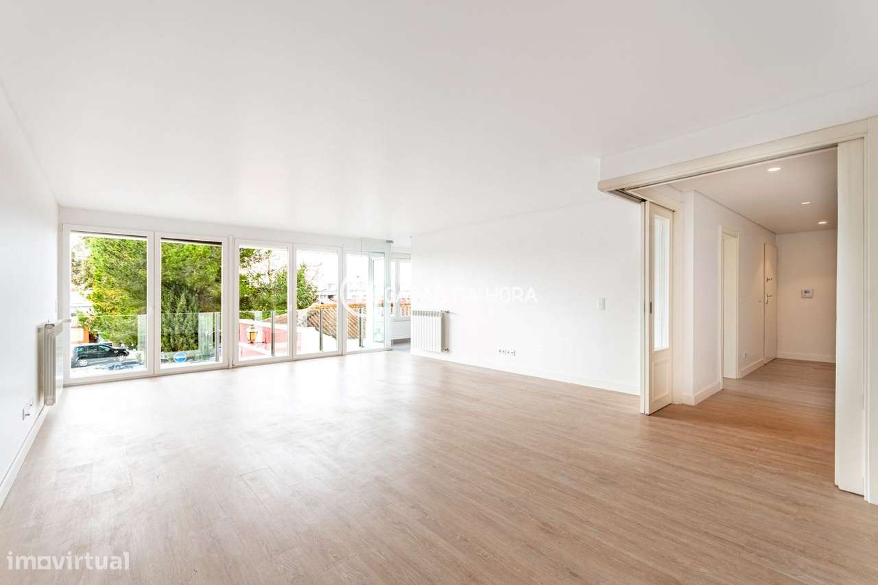 T4 moderno e renovado junto à Avenida Torre de Belém - Grande imagem: 2/29