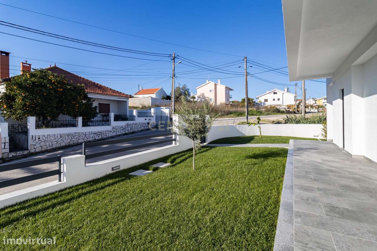 Moradia Nova T4 com piscina e garagem - Sobreda - Charneca de Caparica-8