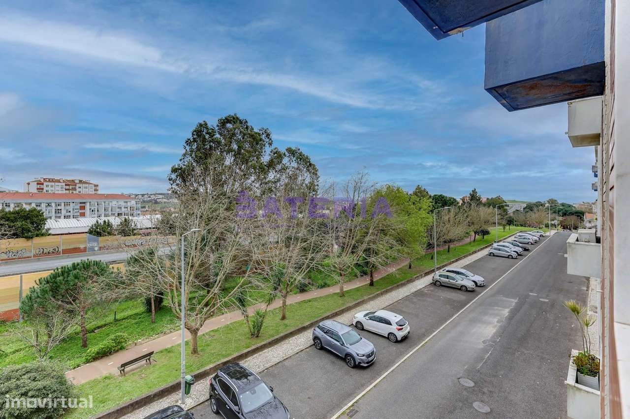 T2 com Suite, estacionamento e arrecadação em Massamá-8