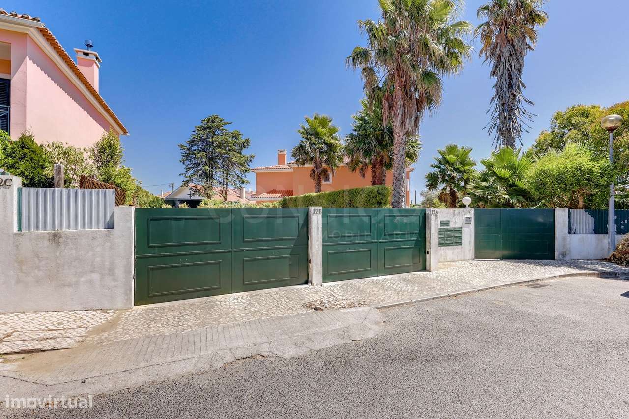 T3 com jardim privado, condomínio com piscina ,2 Estacionamentos + 1 a-36