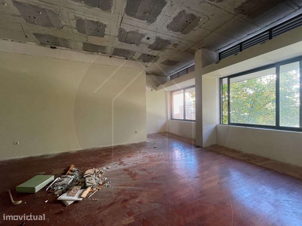 Prédio Urbano no Centro da Maia Potencial para Serviços ou Habitação-8