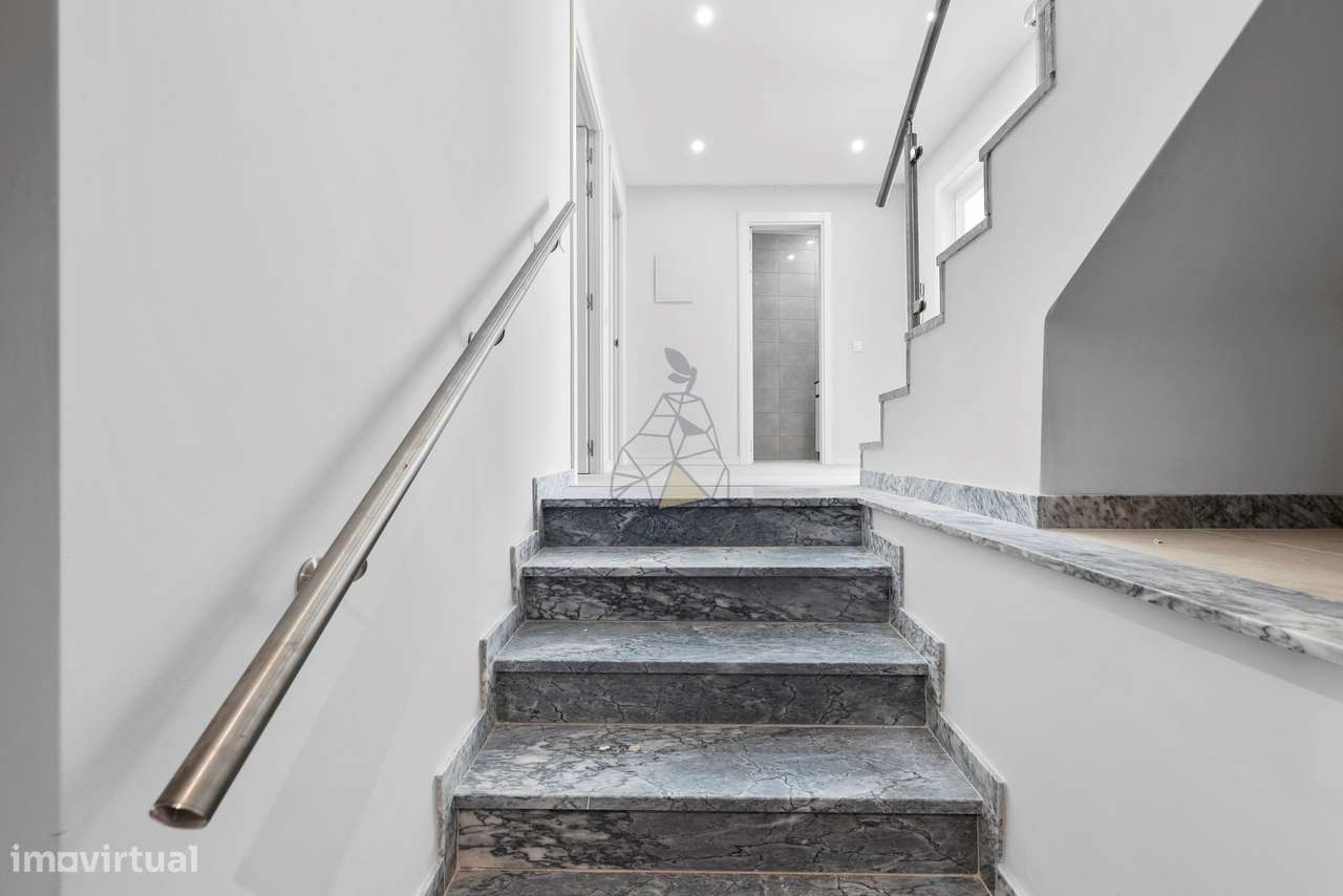 Moradia em banda em fase final de renovação, possui 3 quartos, 4 casas - Grande imagem: 5/49