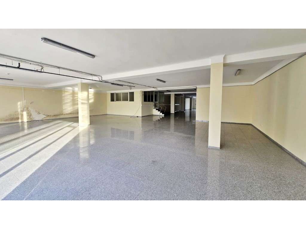 Loja com 2 pisos no coração do Porto - Grande imagem: 3/10