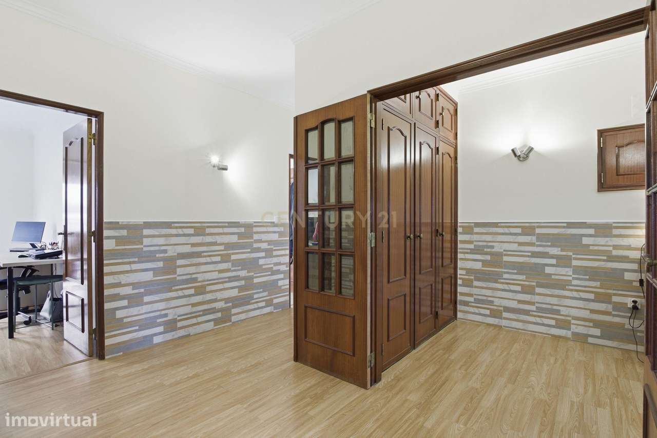 Apartamento T3 à Venda em Casal de Cambra – Excelente Estado de Conser-26