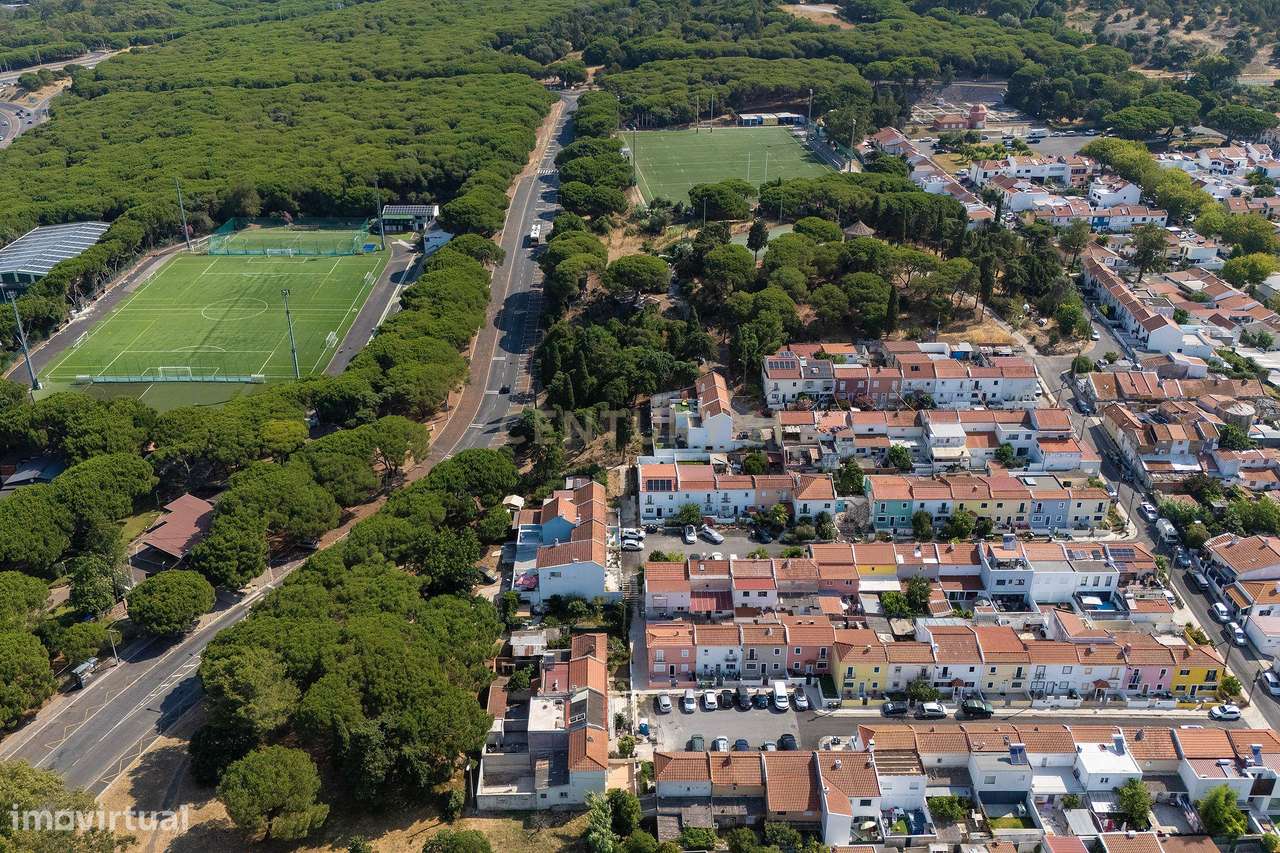 Moradia T3 com Quintal e Alto Potencial no Caramão da Ajuda, Lisboa-27