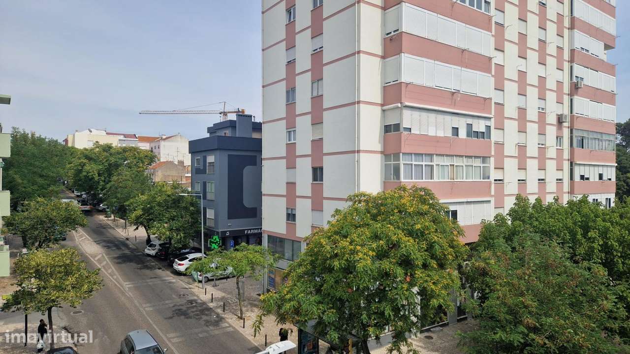 T3 - Avenida Jaime Cortesão - 2 Varandas e Parqueamento-3