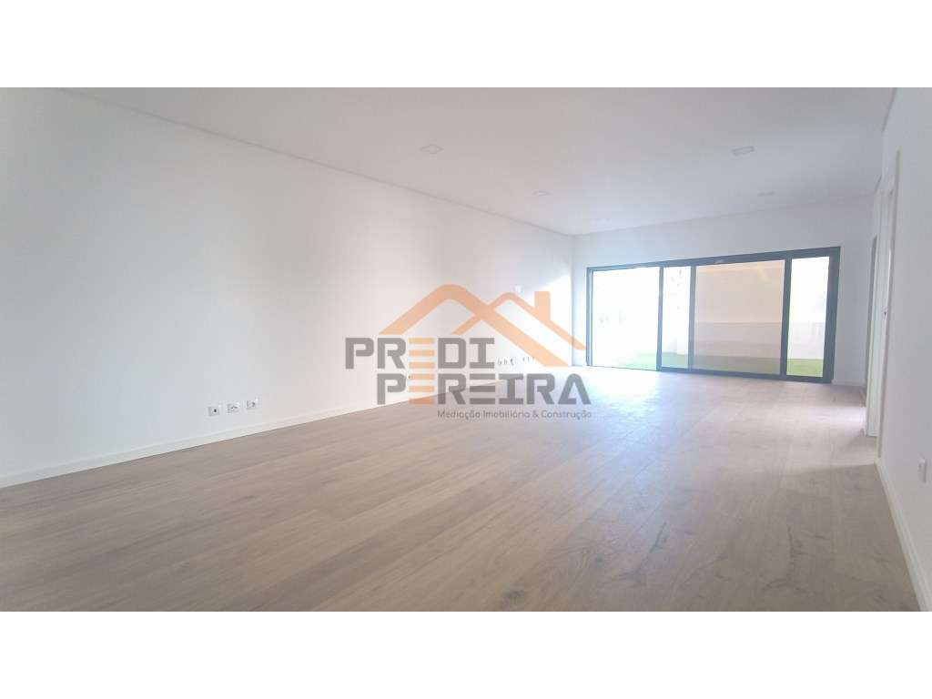 Apartamento T2, com varanda e parqueamento para duas viaturas, situ...-25