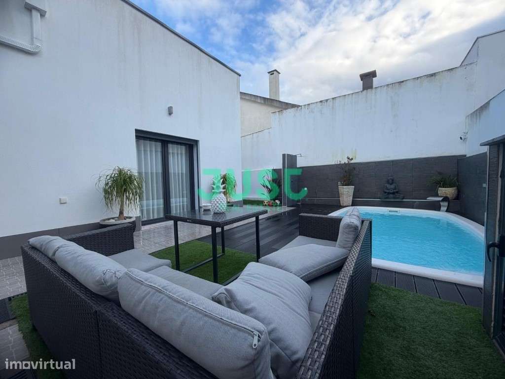 Moradia isolada, T3, seminova com garagem e piscina na Quinta do Conde-4