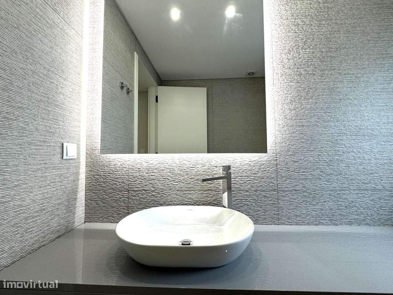 Apartamento T3 novo com estacionamento no centro de Carcavelos-22