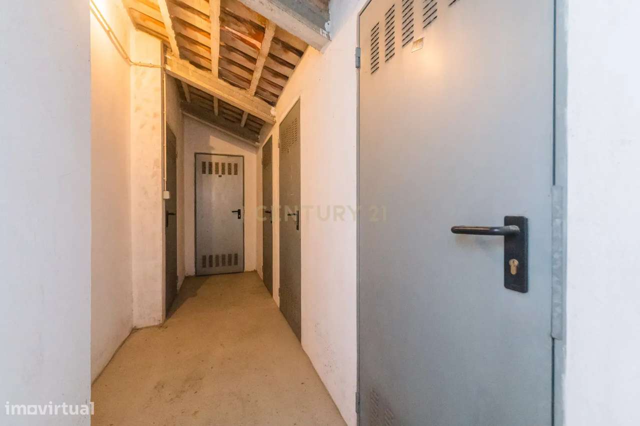 Excelente apartamento T2 com parqueamento em Rio de Mouro-33