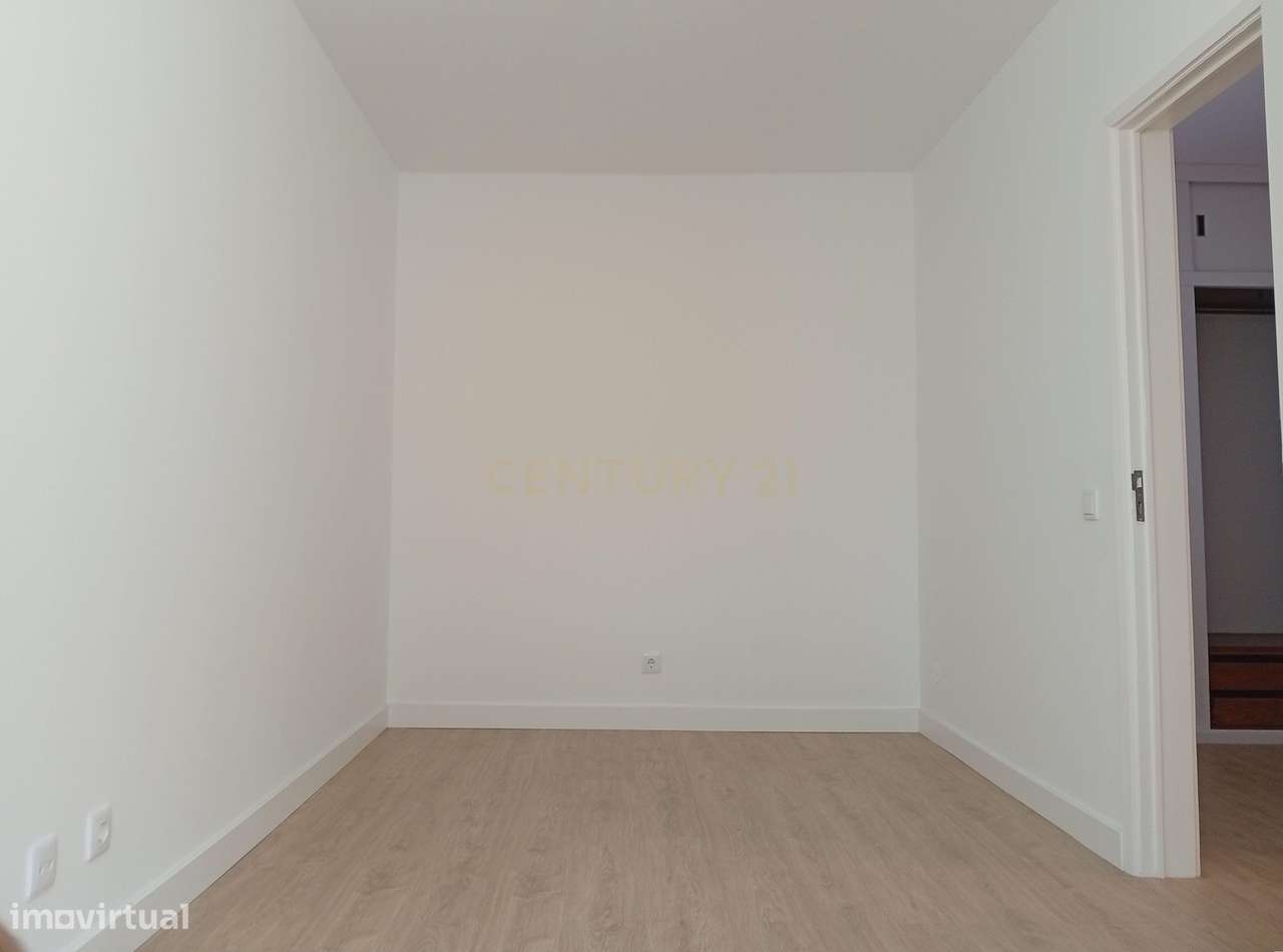 Apartamento T2 completamente remodelado na prestigiada e tranquila zon-7