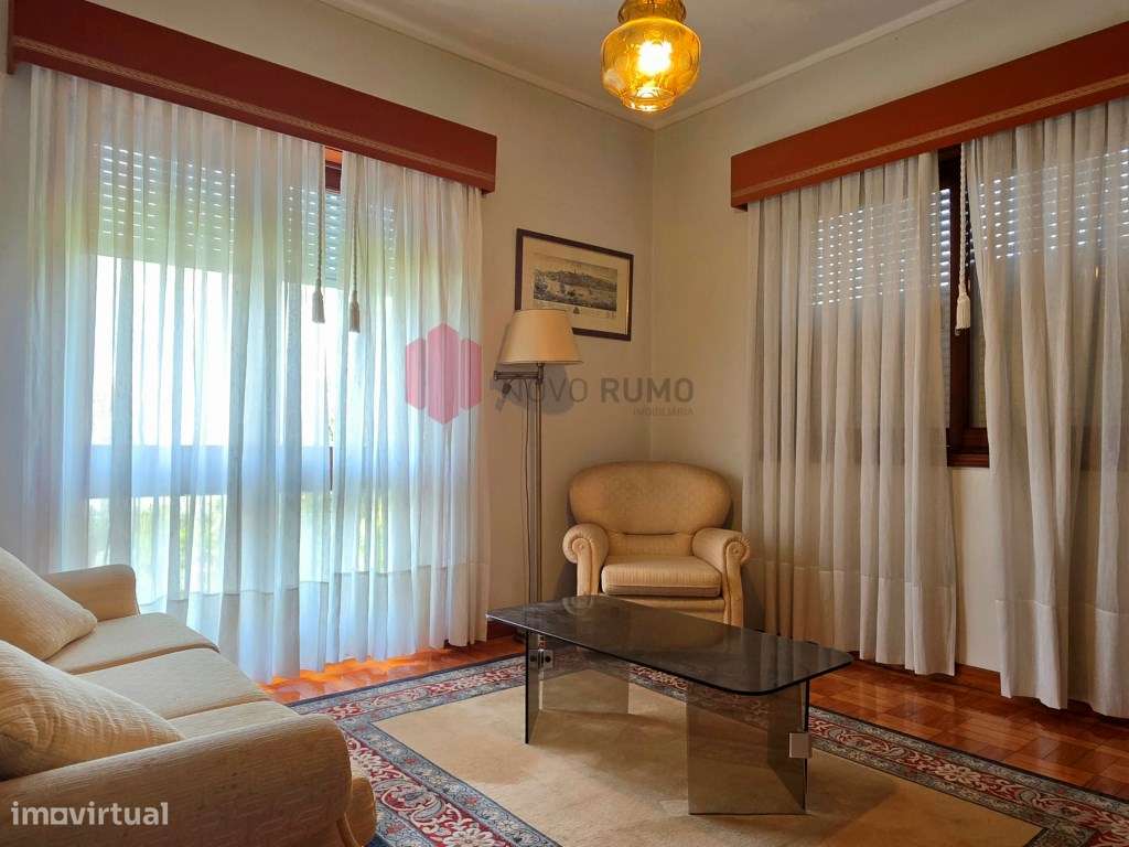 Moradia T6 de 4 frentes em Nogueira da Maia Excelente estado, áreas...-27