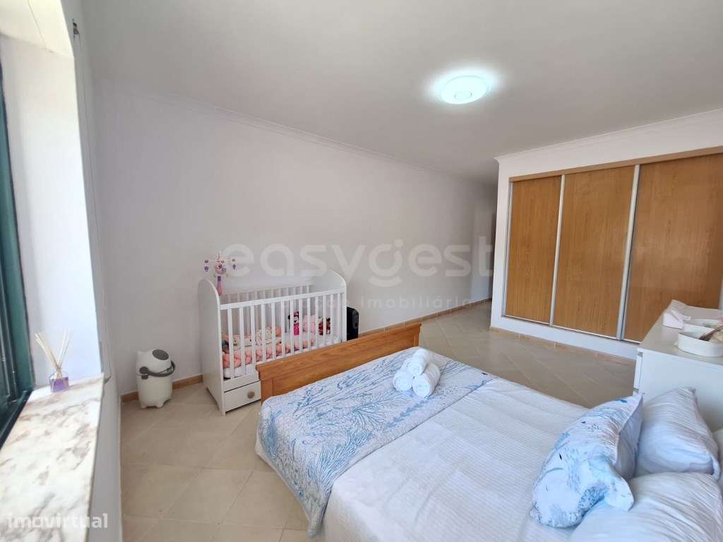 Apartamento T3 Com 152 M2 Com Parqueamento Na Garagem Localizado N