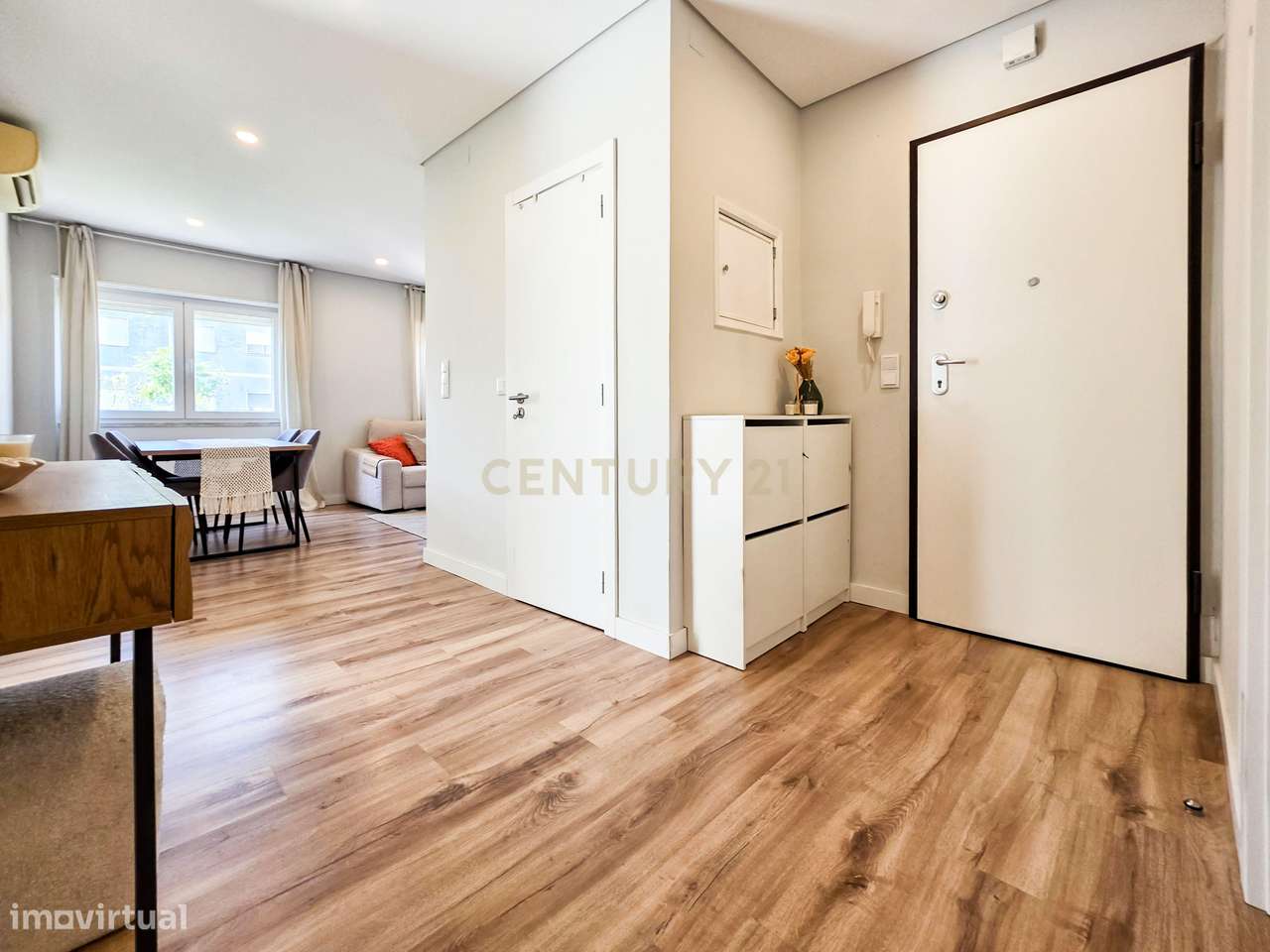 Apartamento Renovado com três Frentes em Verderena, Barreiro-5