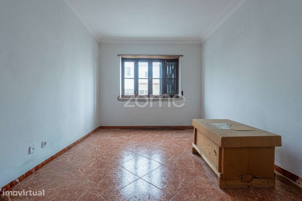 Moradia T3+1 em Manique de Cima a necessitar de acabamentos-6