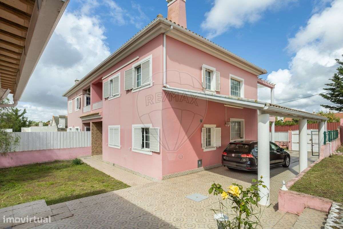 Moradia T4 em Quinta do Anjo-4