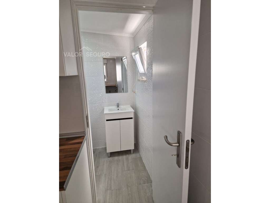 Moradia com 8 casas independentes em Sobralinho-12