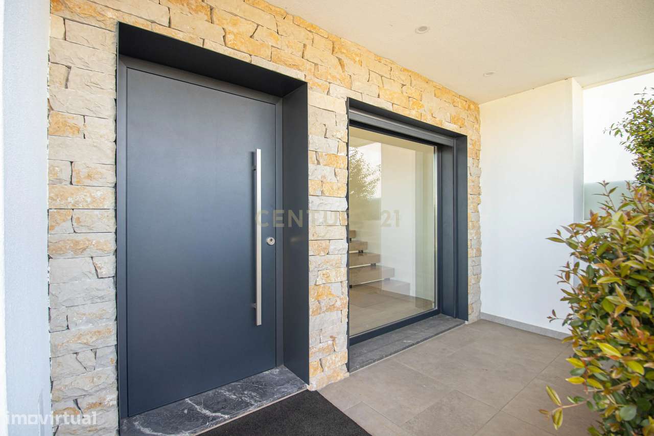 Moradia Contemporânea T3 com 205 m2, em São João das Lampas - Sintra - Grande imagem: 2/46