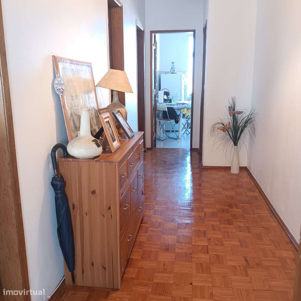 Apartamento T2 com varanda e bom potencial-22