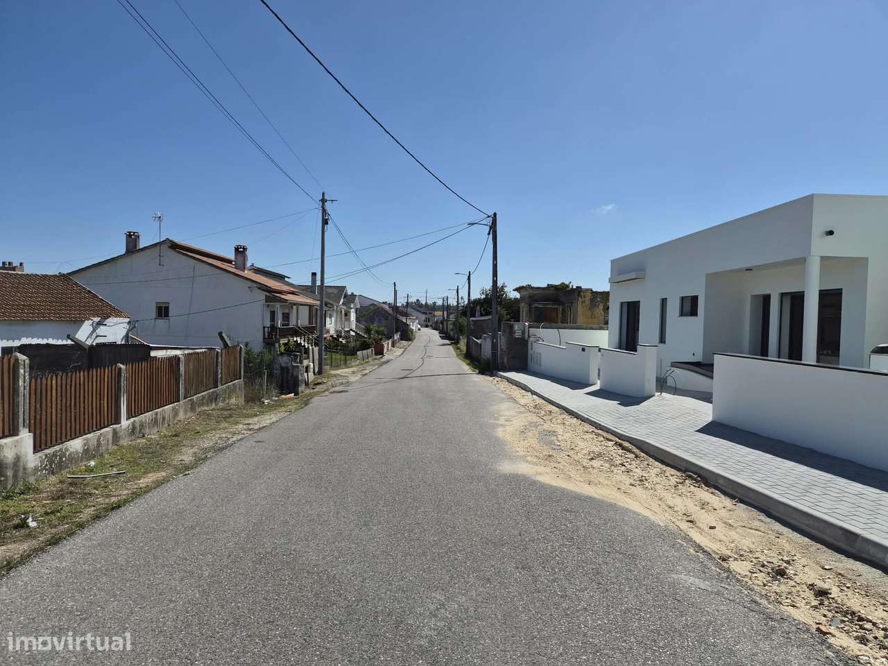 Moradia T3, térrea, geminada c/garagem e logradouros,  Fração: "A"-26