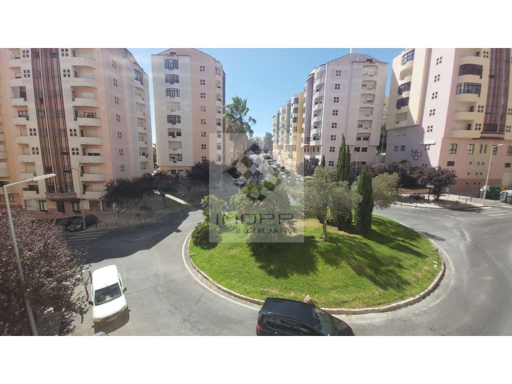 Fabuloso T4 na Radial em Odivelas com estacionamento!-24