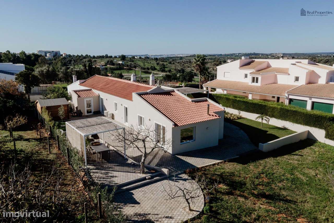 Elegante Moradia T3 Renovada com Vistas Panorâmicas em Alvor-43