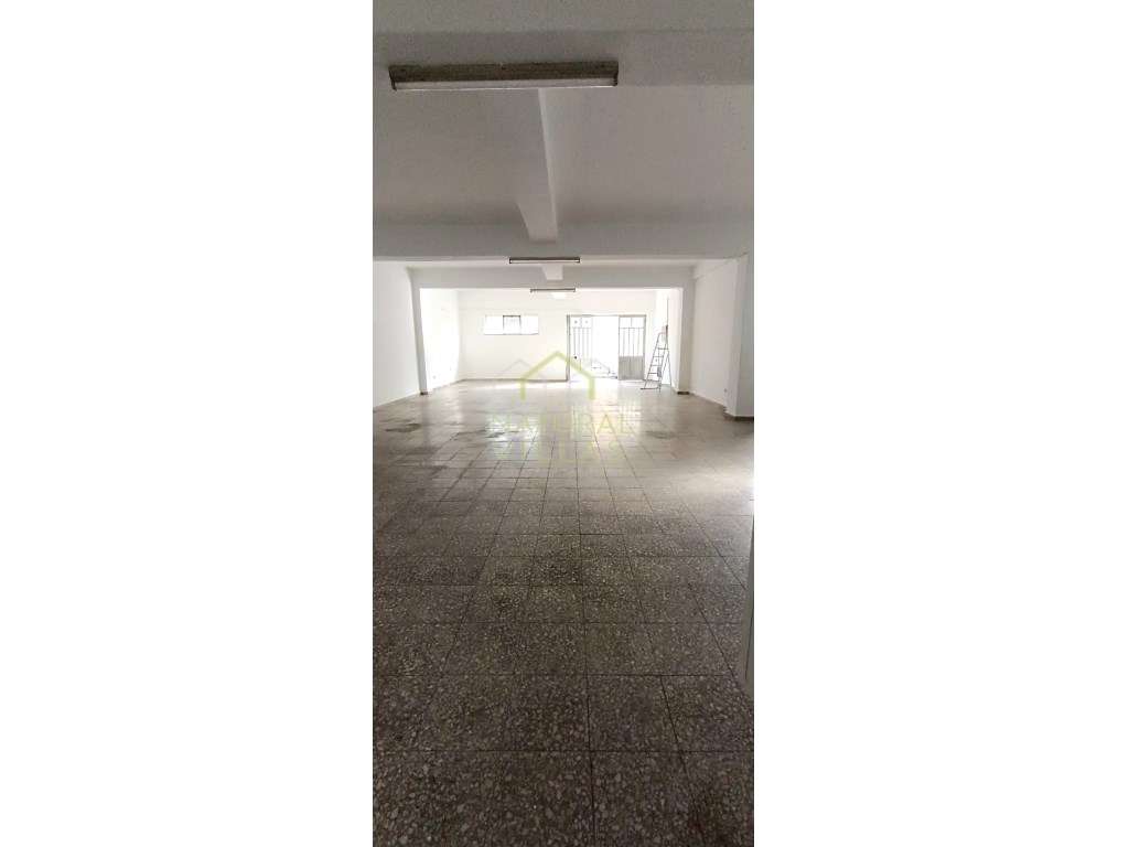 Armazém de 130m2 no centro de Montenegro, Faro - Grande imagem: 2/3