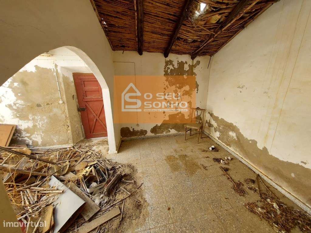 Moradia T2 com Projeto Aprovado com Piscina na Serra-8