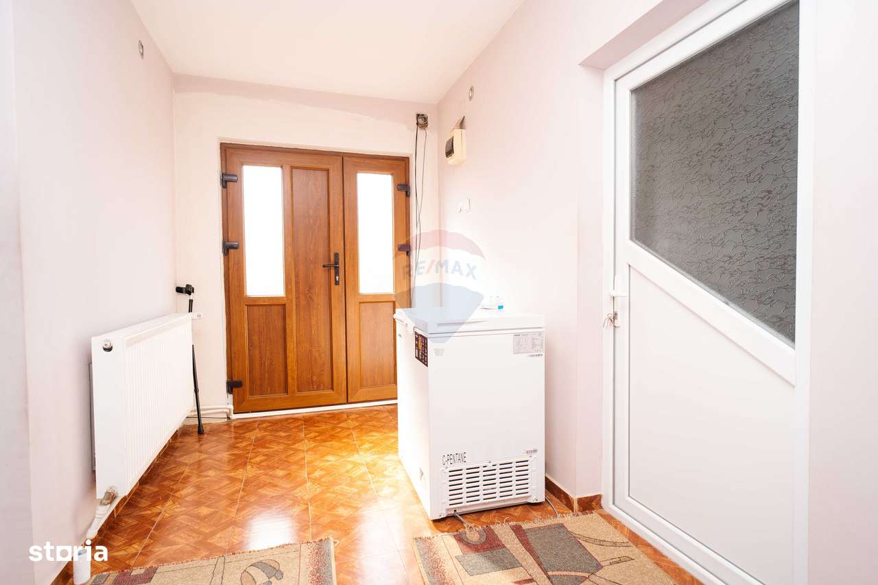 Casă de Vânzare, 3 Camere, 1577mp Teren la E58 - Lețcani, Iași-2