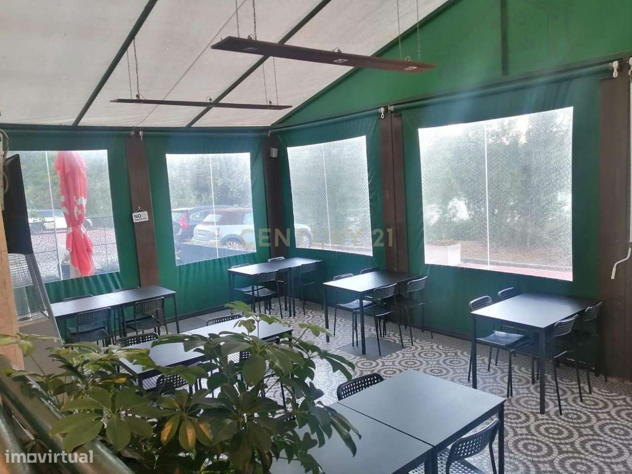 Snack-Bar com esplanada interior, junto do lago da Quinta da Beloura - Grande imagem: 4/21