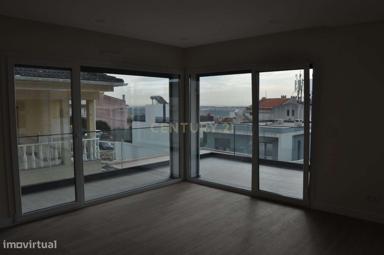 Moradia T4+1 Contemporânea com Piscina-6