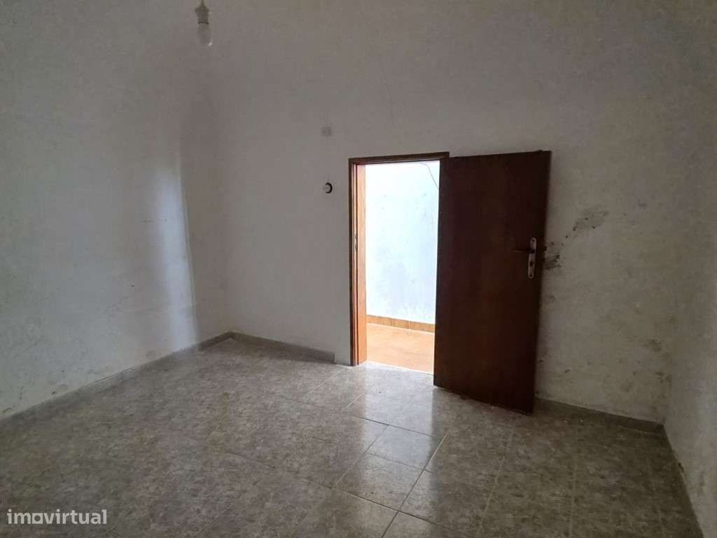 Moradia T1+1 com quintal na Vila de Redondo (Évora)-5