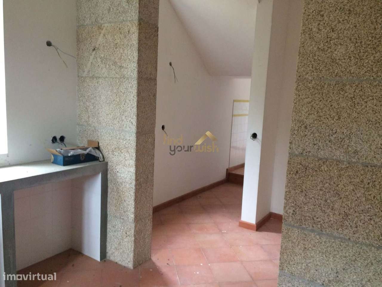 Espetacular moradia T9 de traça tradicional, com dois pisos, no coraçã-24