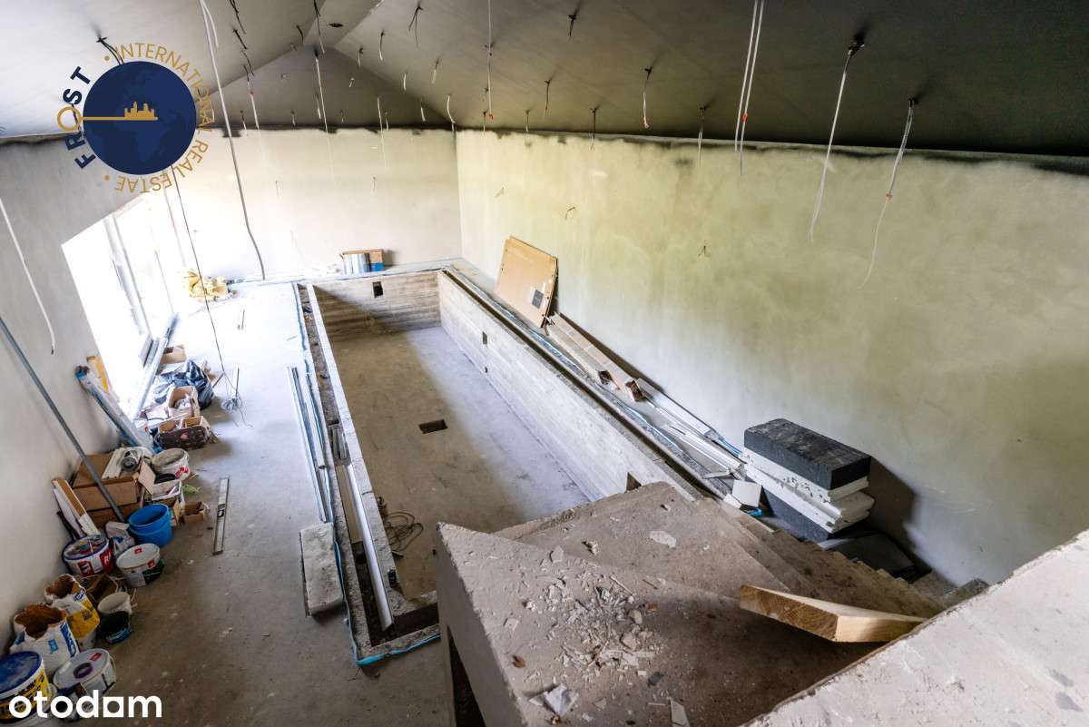 Luksusowa nowoczesna willa  z wewnętrznym basenem-18