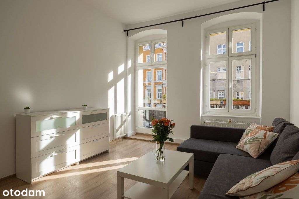 Pięknie doświetlone mieszkanie w kamienicy | film-4