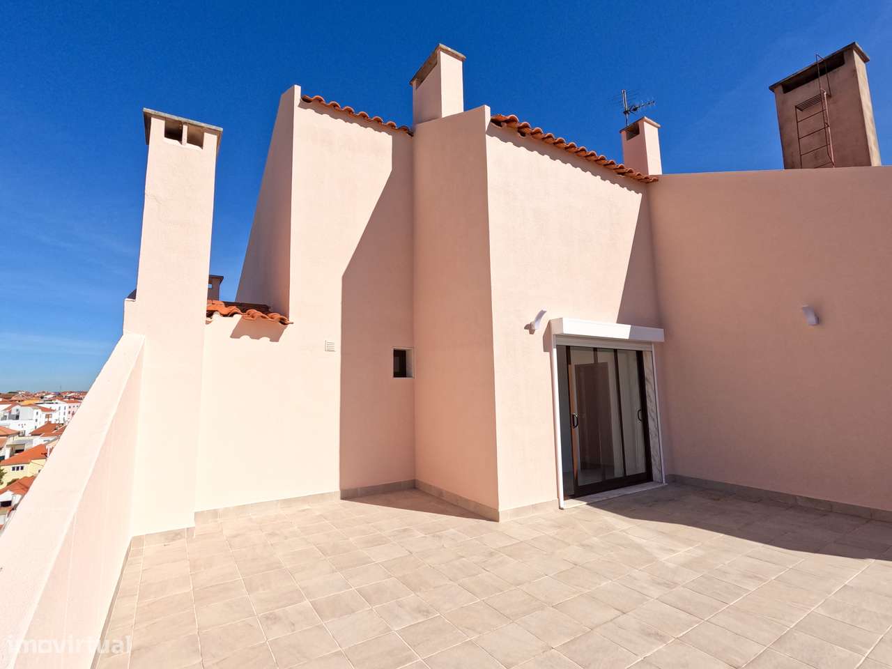 T2 com terraço amplo e vista para Serra Sintra, perto estação Comboios - Grande imagem: 4/29