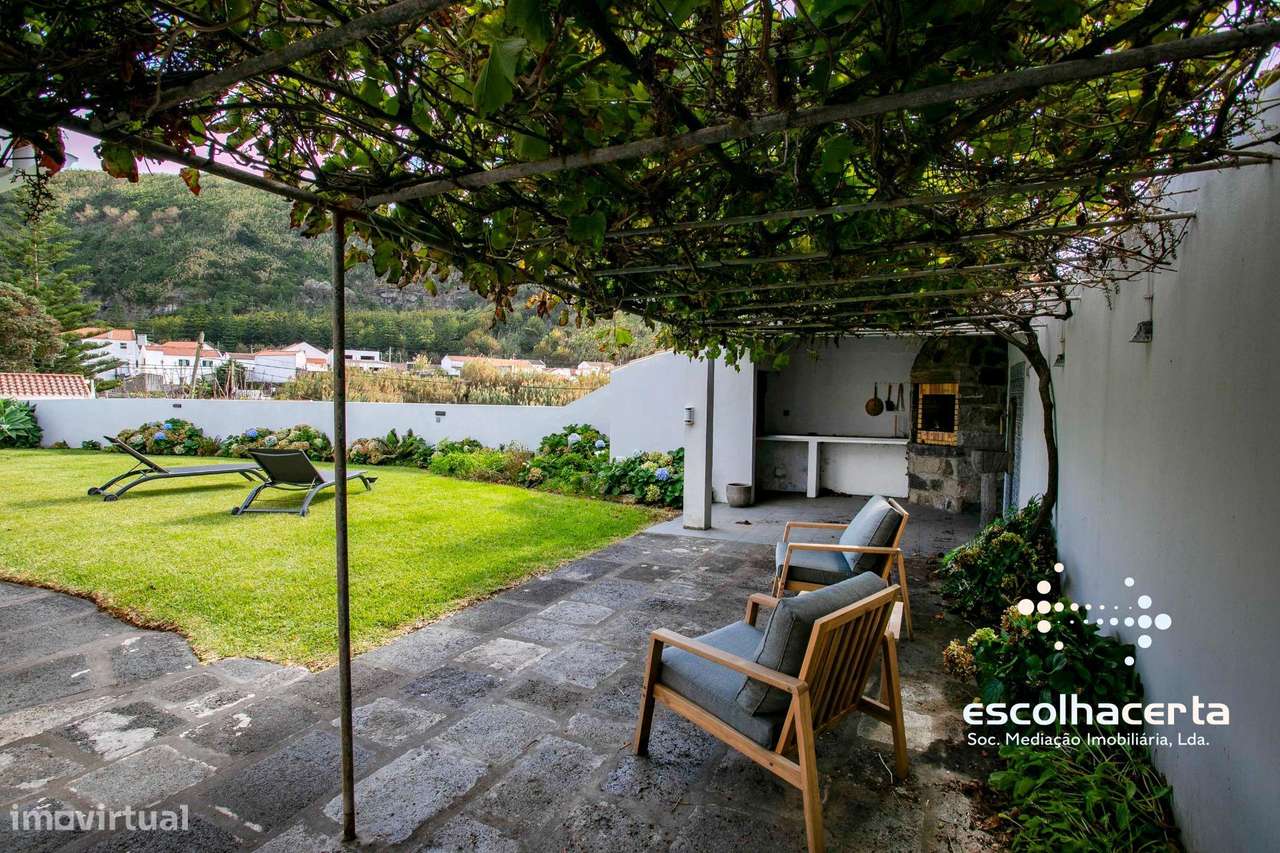 Villa de luxo com piscina coberta e vista para o mar-32