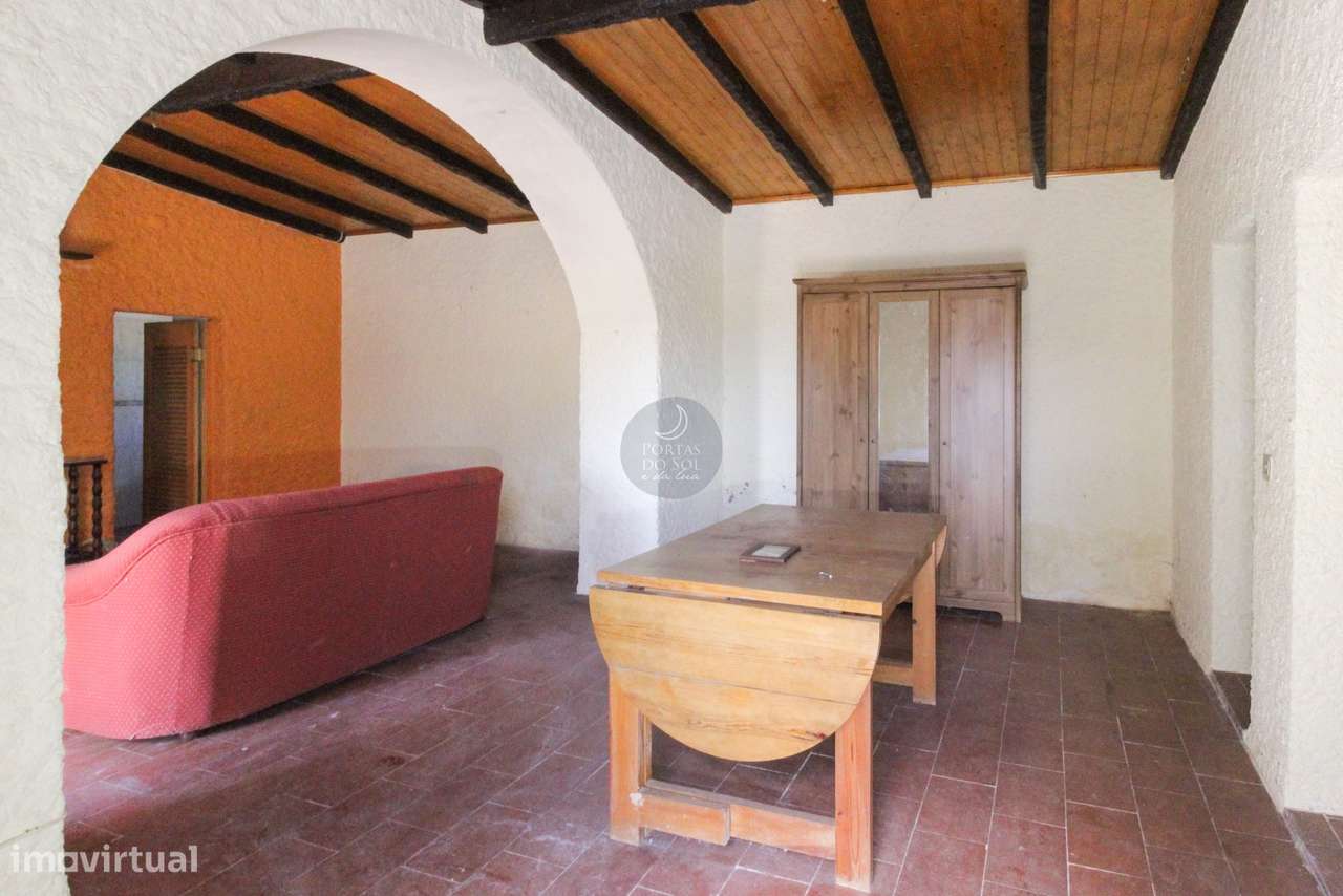 Quintinha de 2.995 m2 c/ moradia V2 e poço.-8