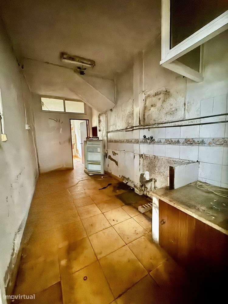 Camarate - Prédio de 2 andares de utilização independente-17