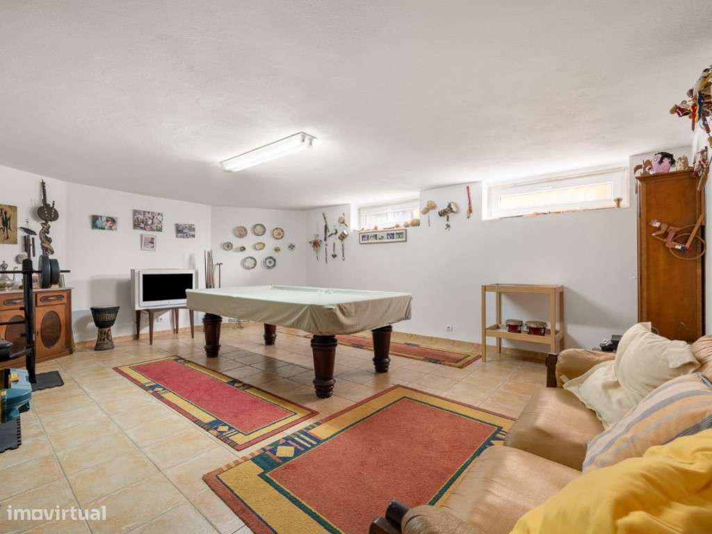 Moradia T4+1 localizada no bairro do 'Casal Novo'.-23