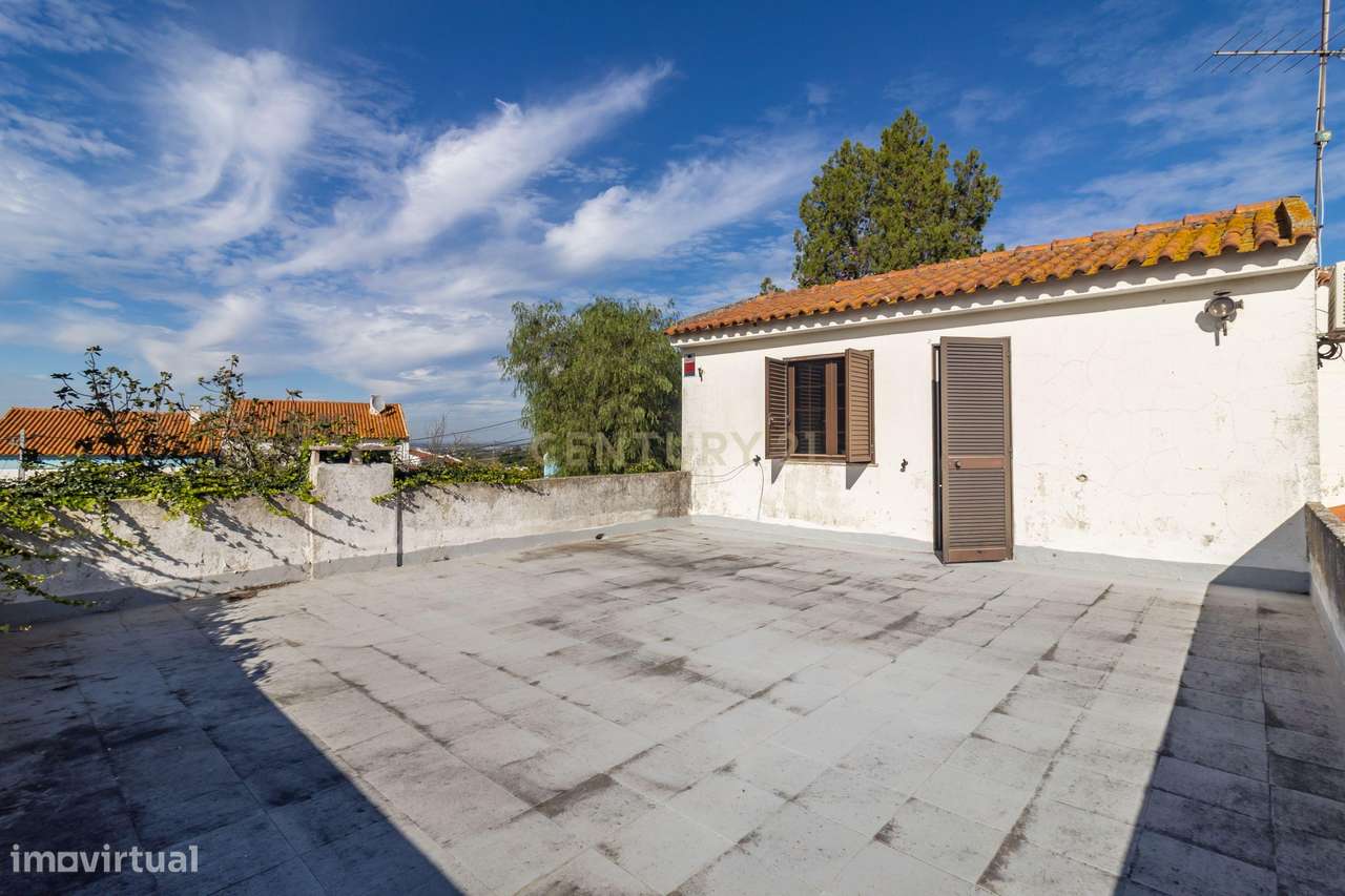 Moradia com construções de apoio, piscina e localização priviligiada-28