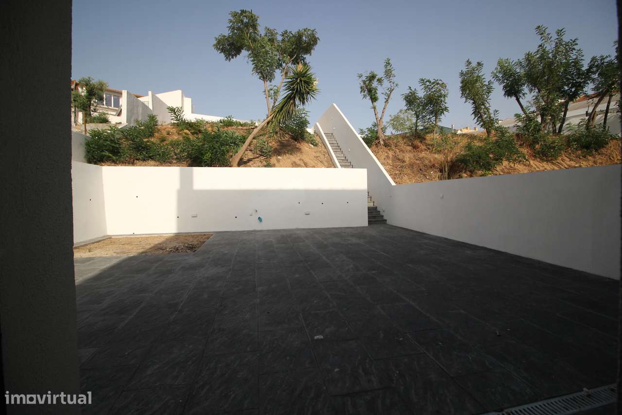 Rc de moradia com Quintal e estacionamento no Seixal-26