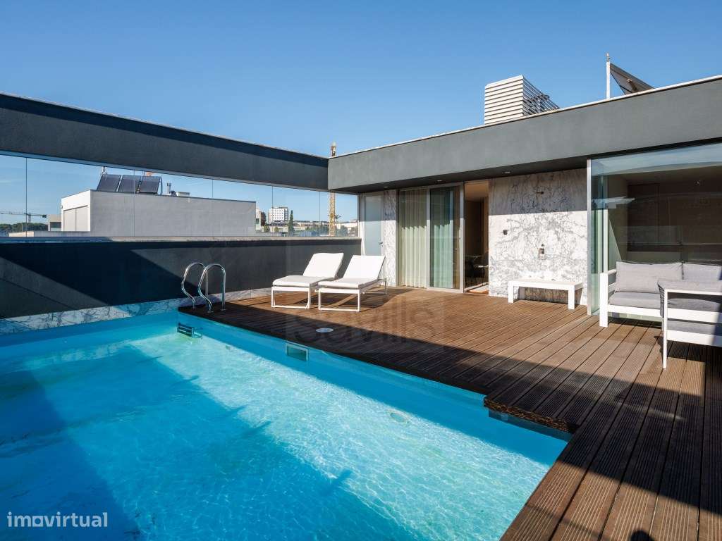 Moradia T5 com rooftop e piscina na zona de Marechal Gomes da Costa - Grande imagem: 2/37