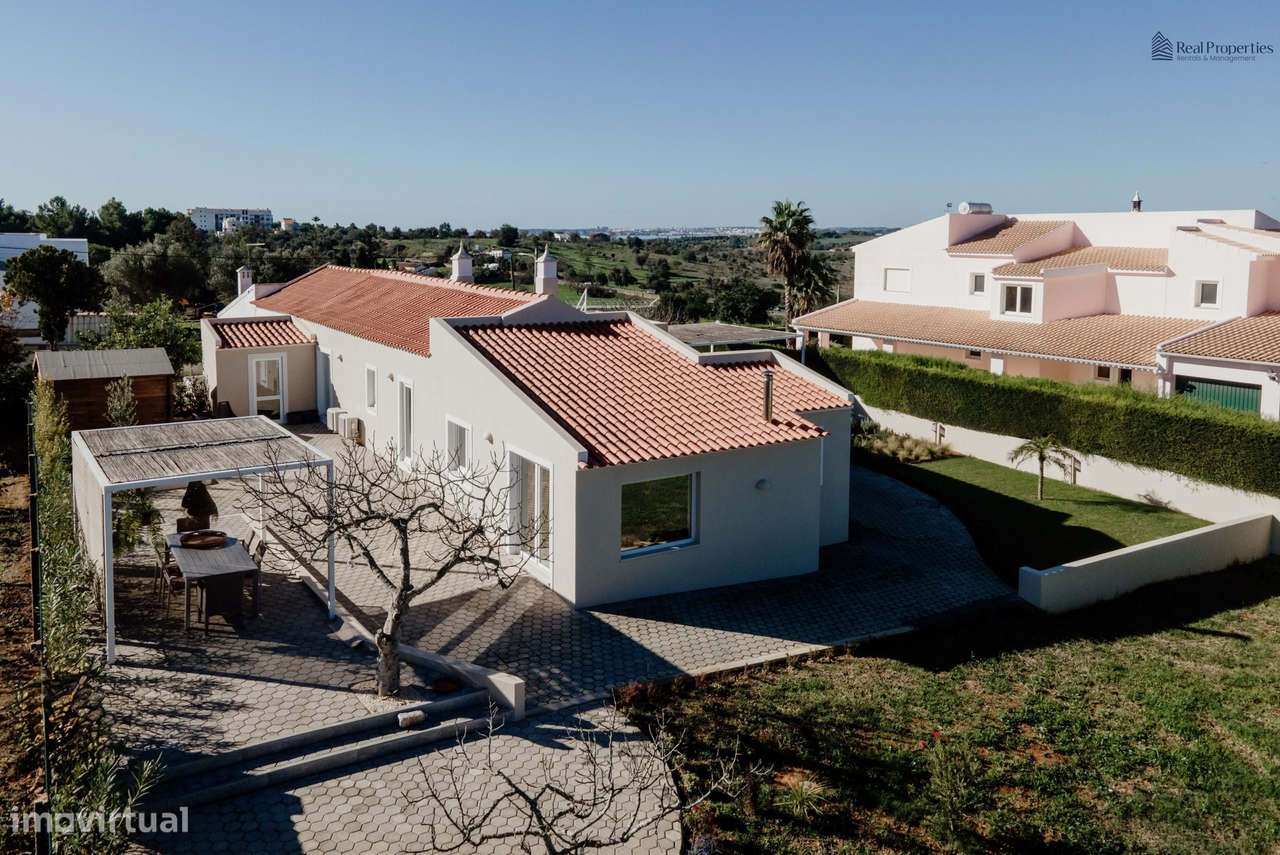Elegante Moradia T3 Renovada com Vistas Panorâmicas em Alvor-44