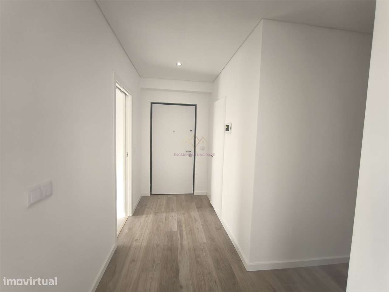 Elegância e Conforto em Carnaxide: T2 com Varandas, 2 Lugares de Garag-14