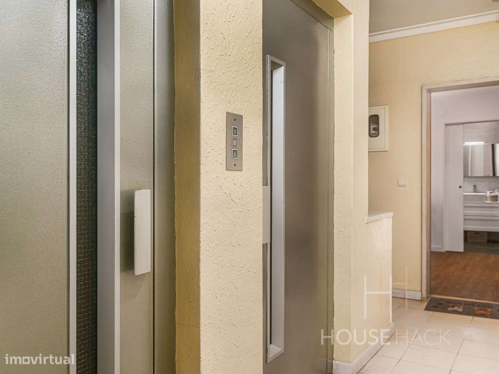 T2 Remodelado no Pragal com vista rio e duas varandas-26